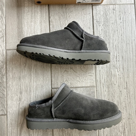 UGG Classic Slippers - Picture 4 of 10